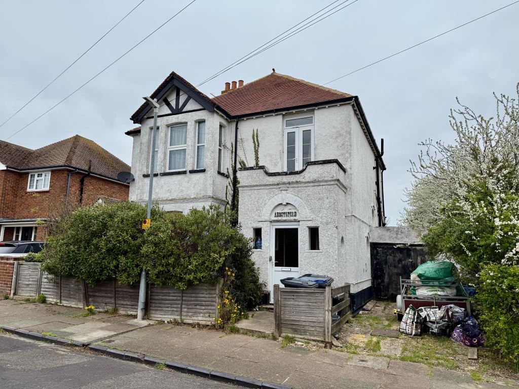 Lot: 1 - DETACHED FREEHOLD BLOCK OF FLATS - Front of property
